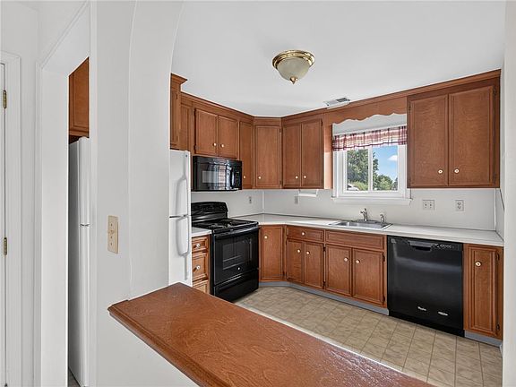 2nd image of 916 Cold Spring Rd APT 4