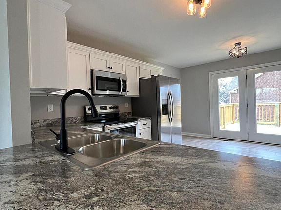 5th image of 105 Sunday Silence Dr