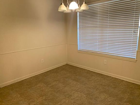 5th image of 601 Deerwood Dr
