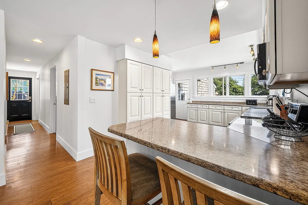 2 bed, 1100 sqft, $1,995 — Photo 3