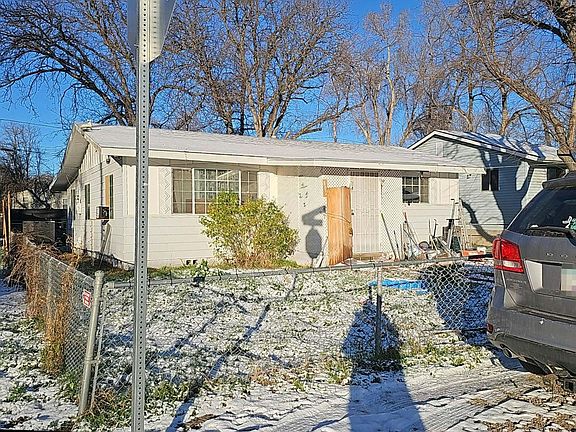 3rd image of 802 Campbell St