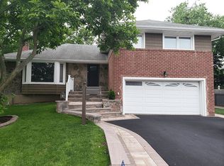 21 Market Dr, Syosset, NY 11791