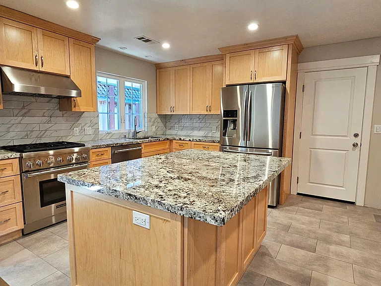 139 Plymouth Ave — Photo 6