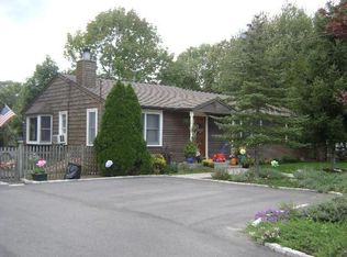 211 Lakedell Dr, Warwick, RI 02818