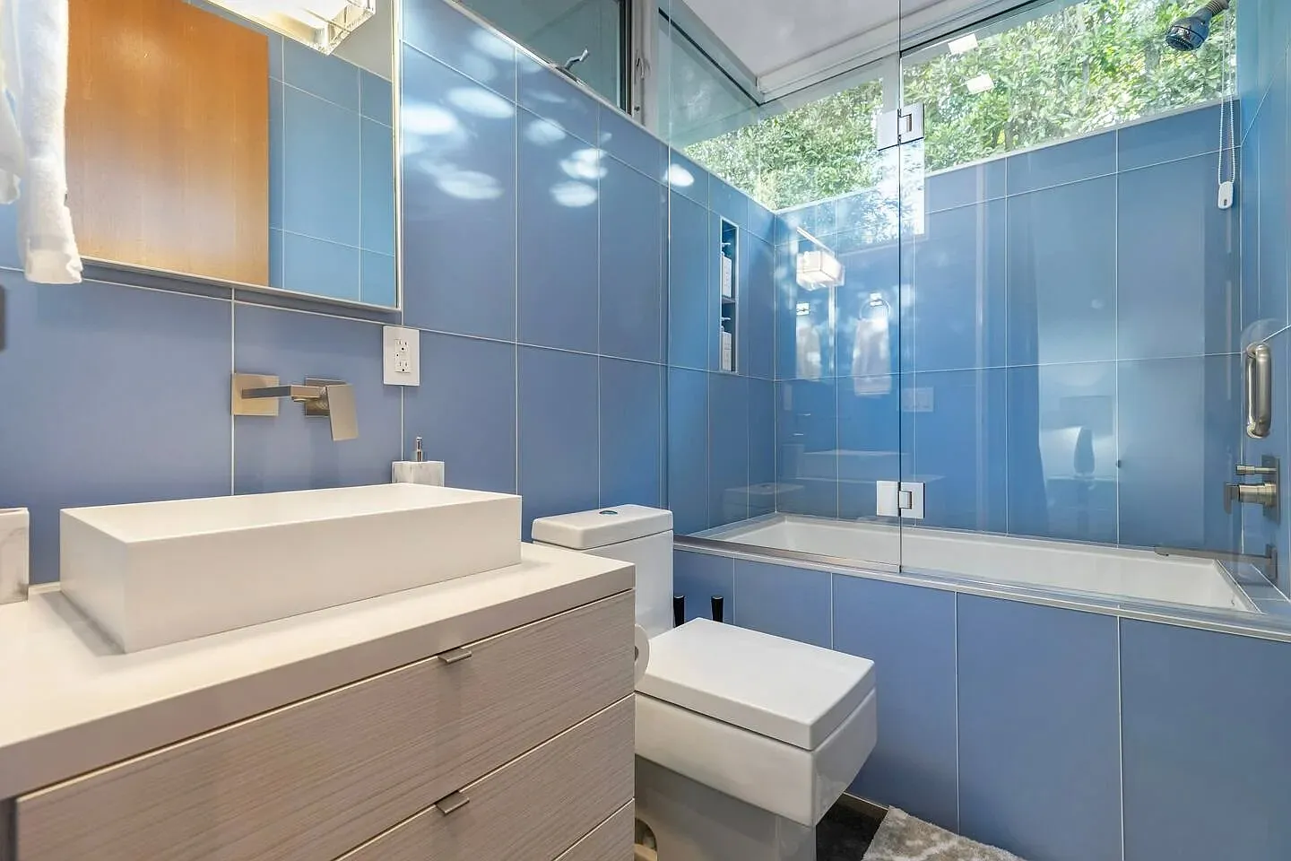 6 bed, 6.5 bath, 5402 sqft, $45,000 — Photo 3