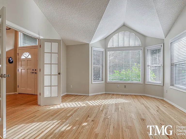 11004 NE Sherwood Dr — Photo 2