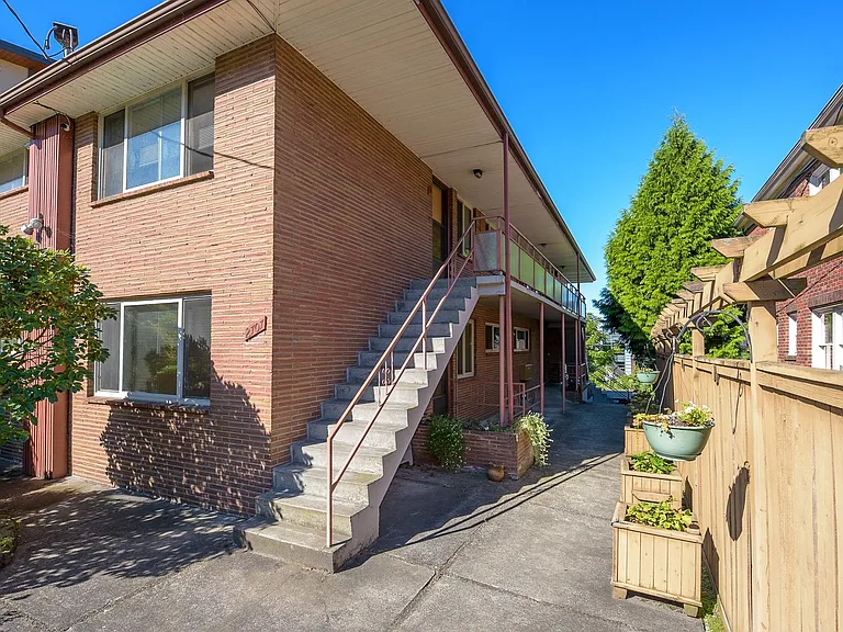 2707 Franklin Ave E — Photo 13