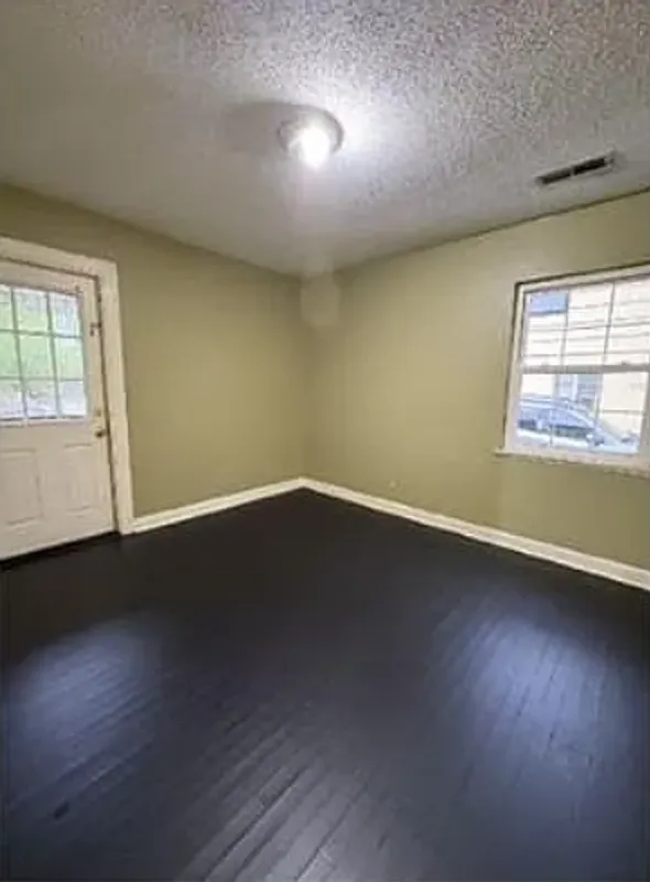 4 bed, 1.5 bath, 1880 sqft, $1,300 — Photo 2