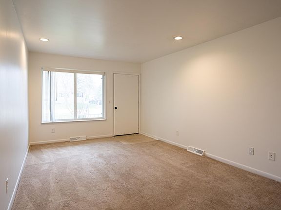3rd image of 905 Doro Ln
