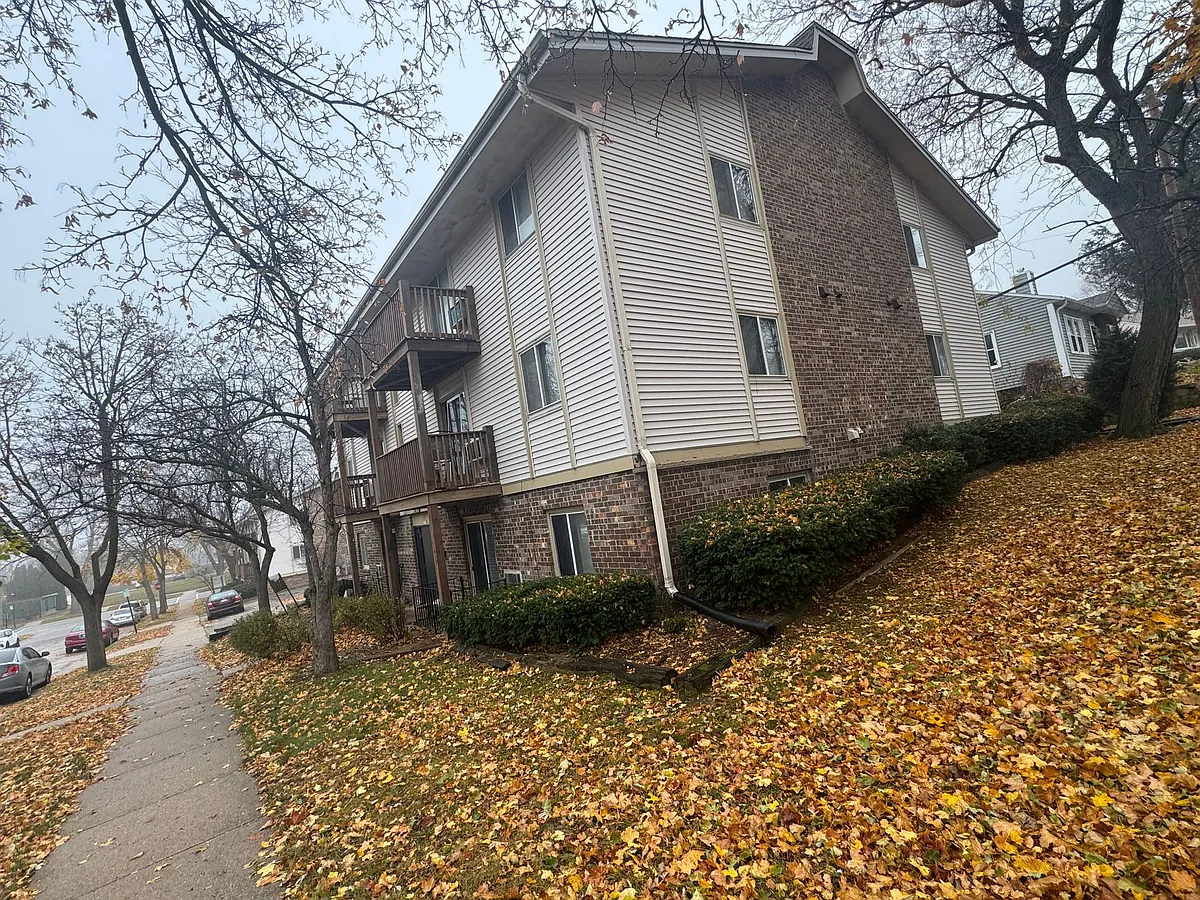 Building Photo - Lakeside Apartments
