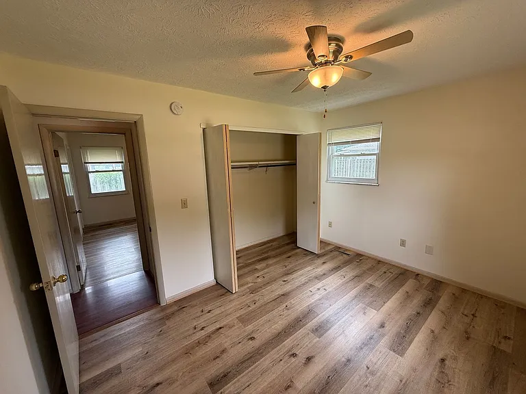 100 Bristol Ct — Photo 6