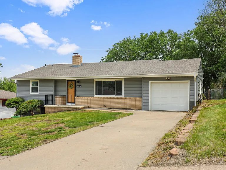 1218 Sunset Dr — Photo 3