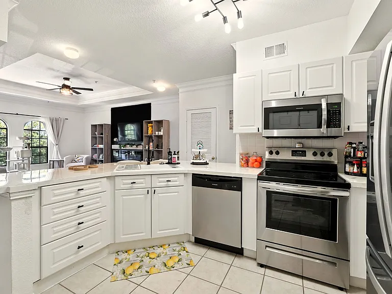 16-web-or-mls-211 Longview Ave 306_16_10212025