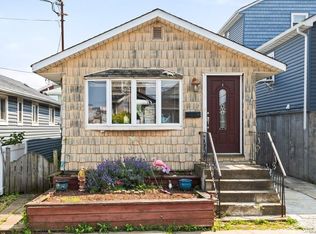 14 E 7th Rd, Far Rockaway, NY 11693