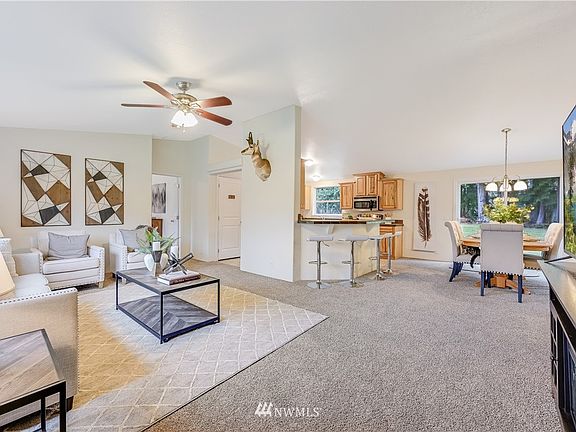 Open and flowing floor plan 