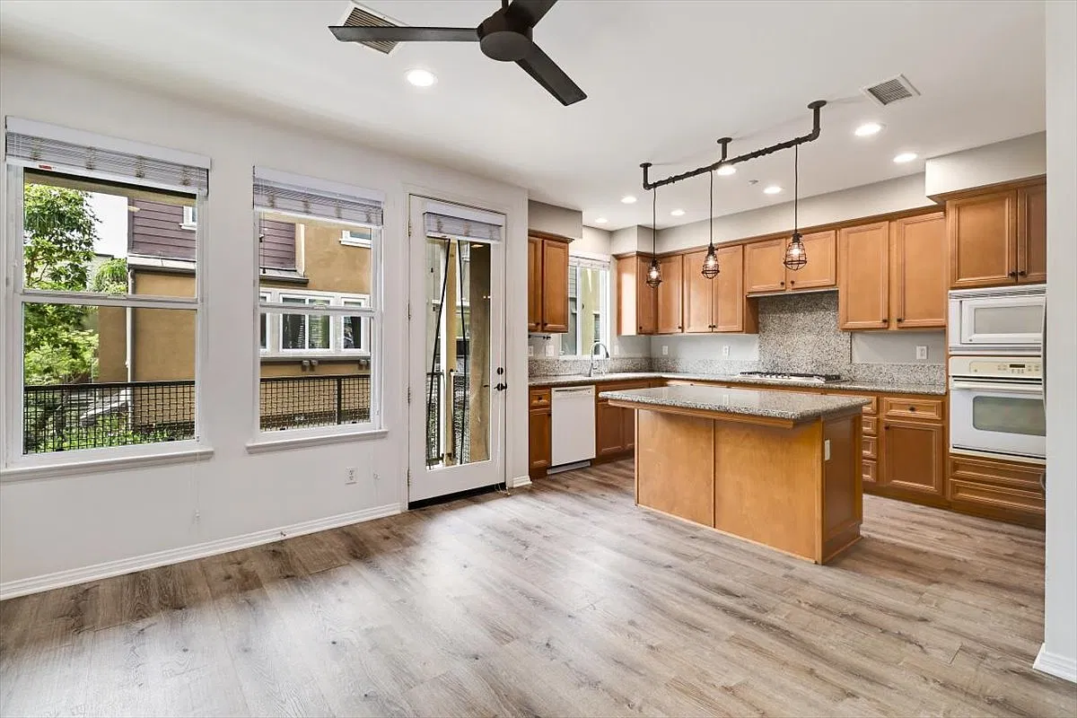 4 bed, 2.5 bath, 1750 sqft, $6,000 — Photo 2