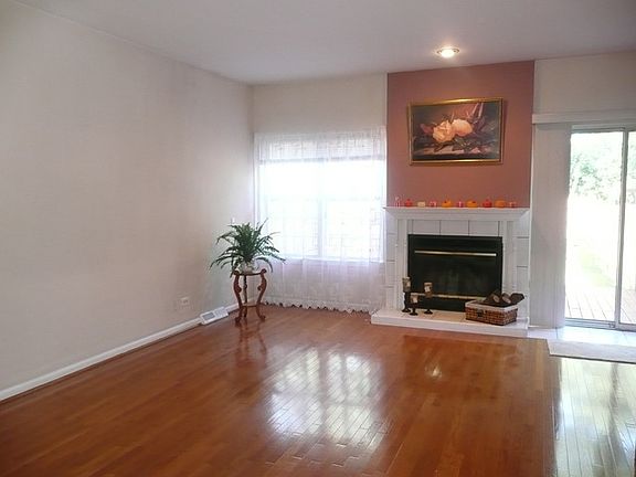 4th image of 724 Marilyn Ave #724
