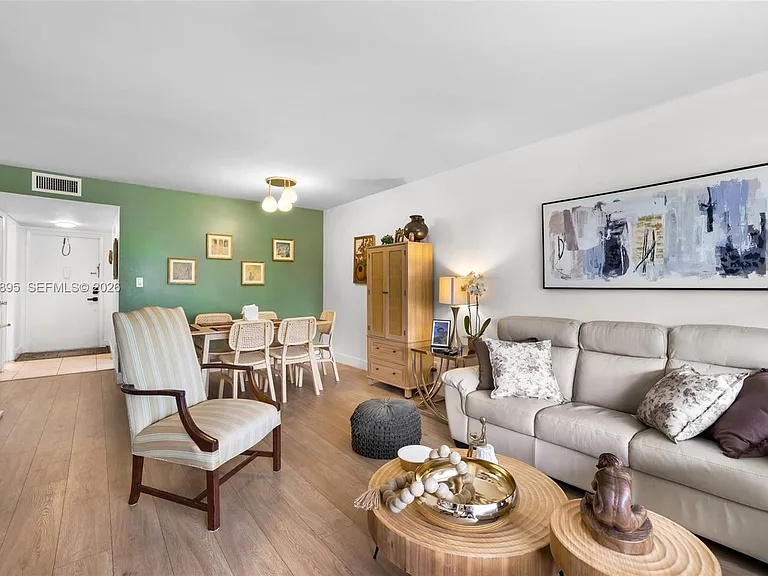 950 Hillcrest Dr #212 — Photo 9