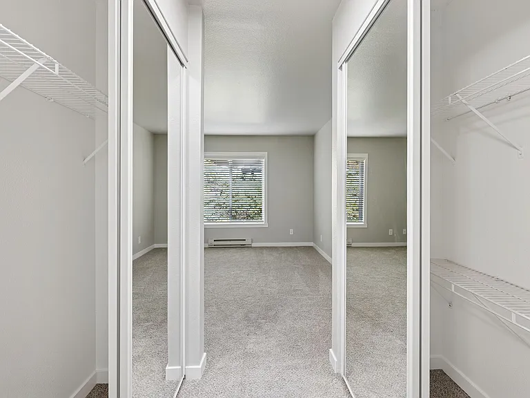Sunset Summit Apartments — Photo 19