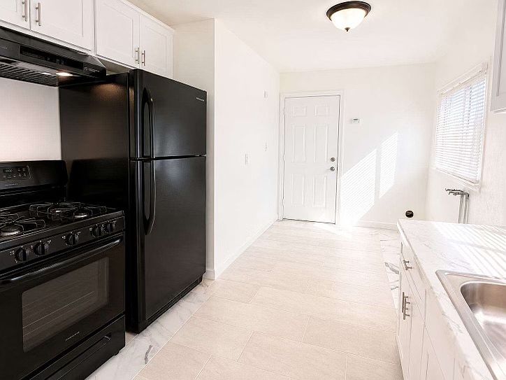 1st image of 927 W Gage Ave #1