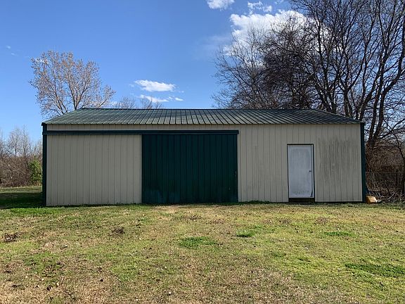 Front of shed with direct access to the road.