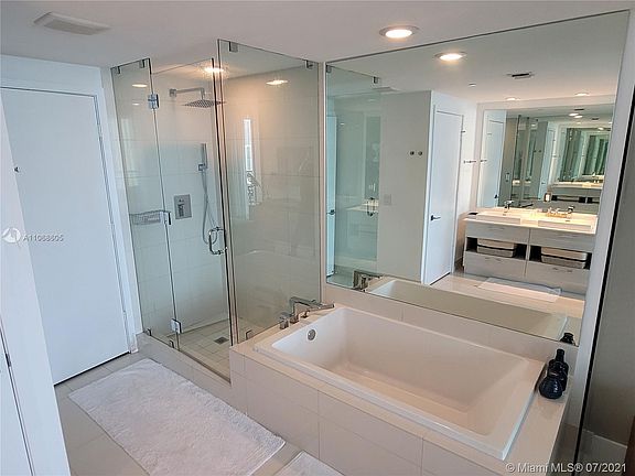 4th image of 650 NE 32nd St Unit 2905