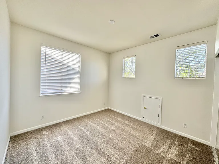 814 Dederick Ct — Photo 8