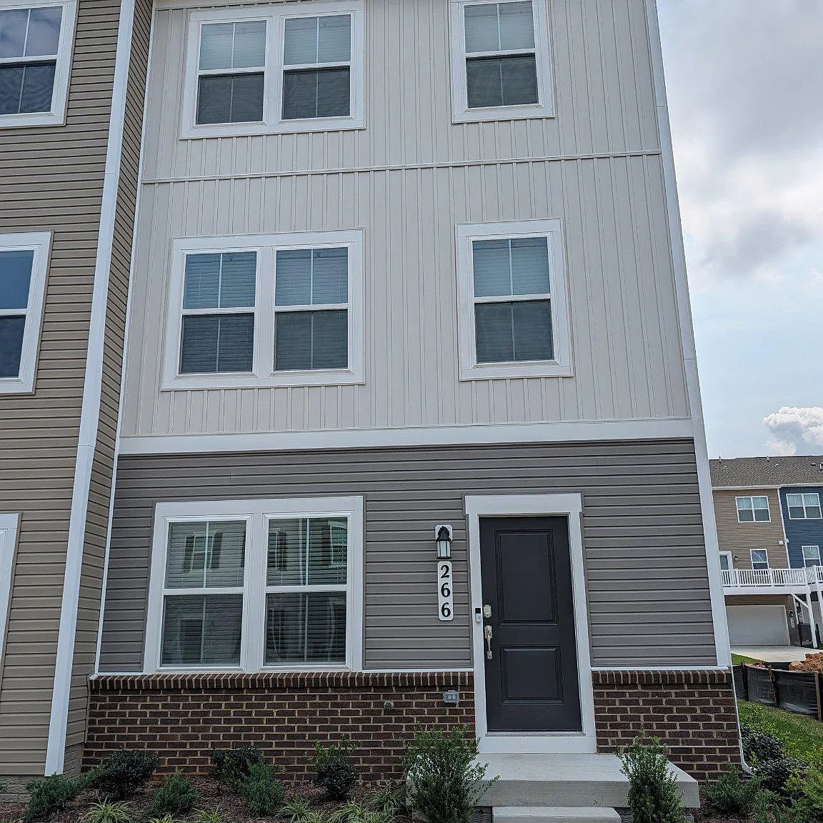 3 bed, 4.0 bath, 1794 sqft, $2,200 — Photo 2