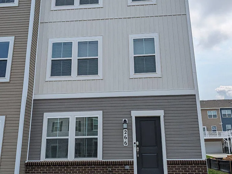 266 Swan Ave — Photo 2