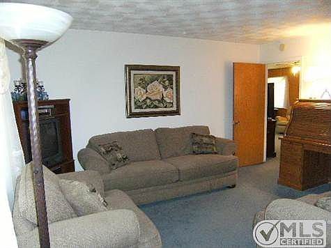 4th image of 334 W Cober St