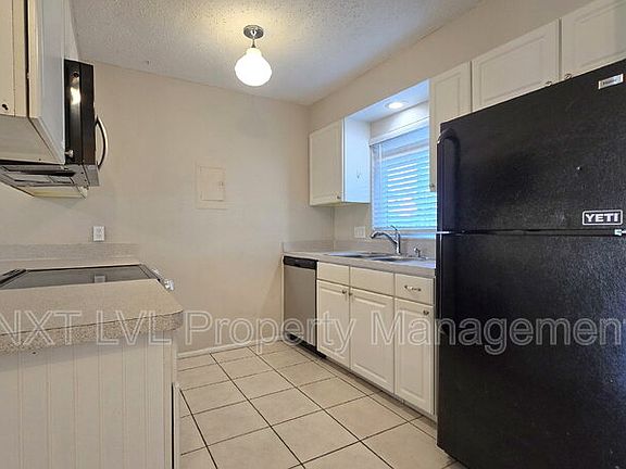 5th image of 4261 Island Cir #6