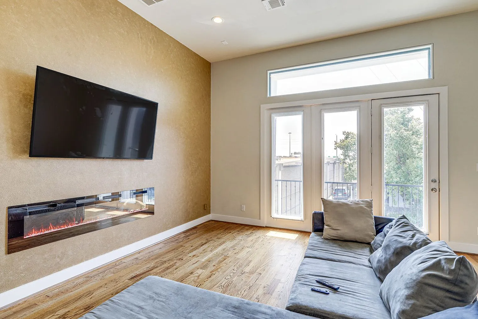 3 bed, 3.0 bath, 2174 sqft, $10,908 — Photo 2