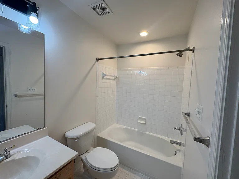 Bathroom 2 (full)