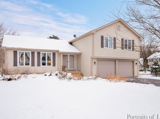 11 Wakefield Ln, Geneva, IL 60134