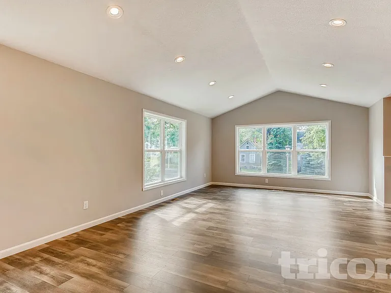 457 Lawson Ave W — Photo 4
