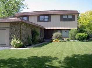 15 E Brookwood Dr, Arlington Heights, IL 60004