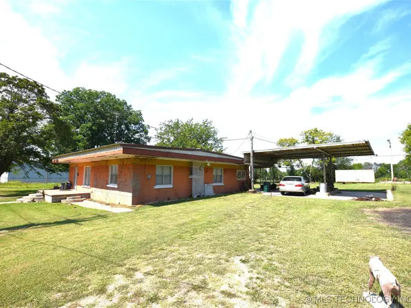 319 E Oak St, Stilwell, OK 74960