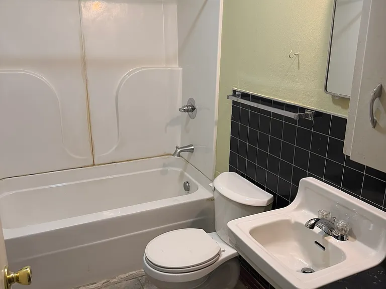 819 Center St #819 — Photo 9
