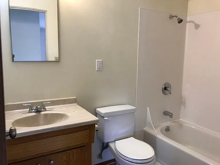 3516 NE 75th St #6 — Photo 10