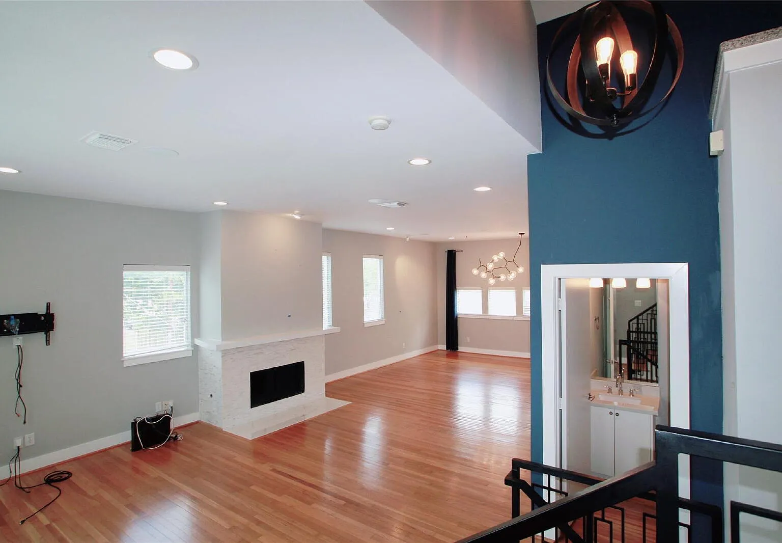 3 bed, 3.5 bath, 2501 sqft, $2,850 — Photo 3