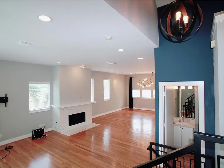 4701 Caroline St — Photo 3