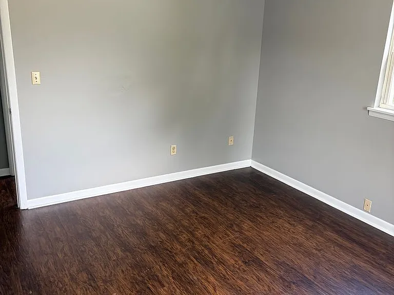 1636-1642 E Moffett Ln — Photo 2