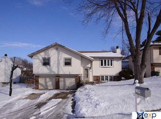 2304 Nottingham Dr, Bellevue, NE 68123