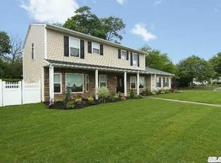 1 Compass Ln, Massapequa, NY 11758