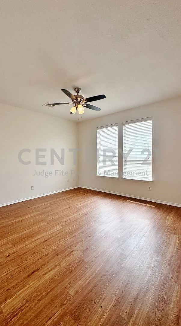 Spacious 2-Story 3/2.5/2 Townhome in Mesquite! — Photo 3