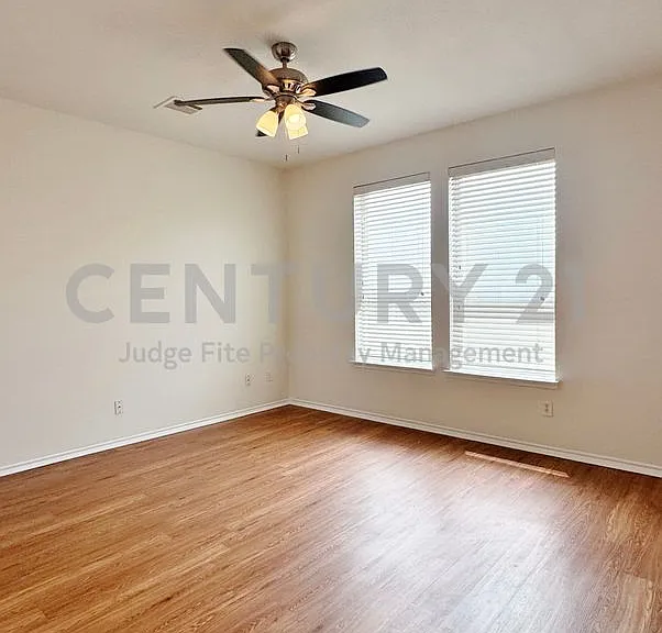 2260 Stonebrook Ln — Photo 3
