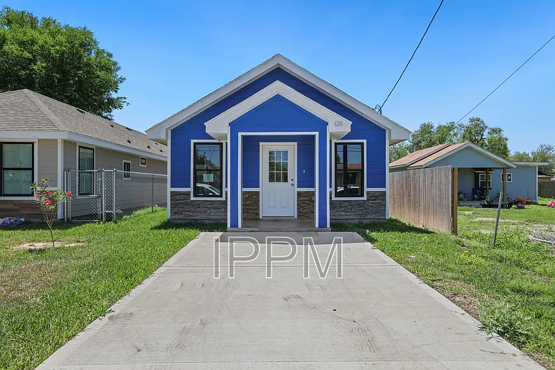 3 bed, 2.0 bath, 1100 sqft, $1,400 — Photo 1