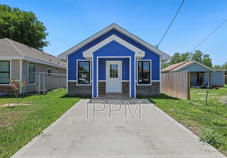 620 E Llano Grande St — Photo 1