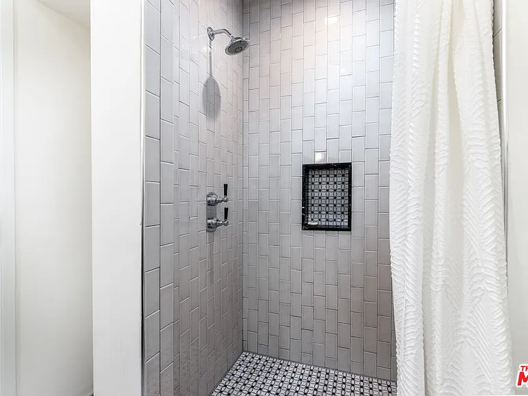 1761 N Orange Grove Ave — Photo 13