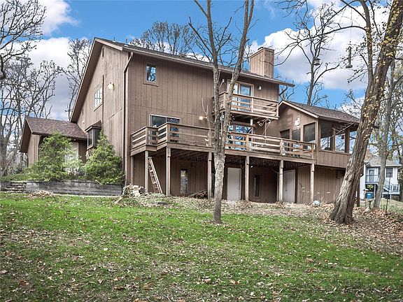 3rd image of 16 Blossom Lake Ln